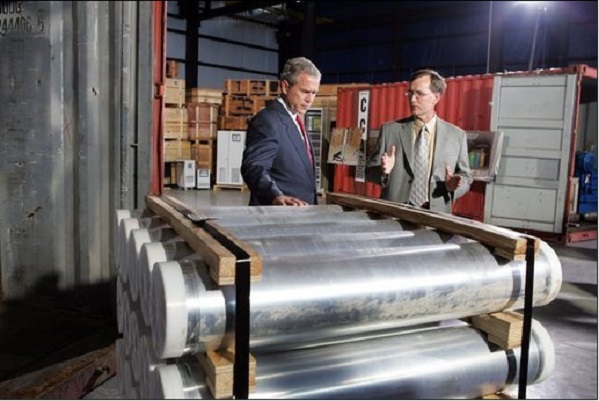 2004년 7월 12일 조지 W. 부시 당시 미국 대통령이 테네시주 오크리지 국립연구소를 방문해 리비아에서 수송해온 핵 장비를 둘러보고 있다. /백악관 홈페이지에서