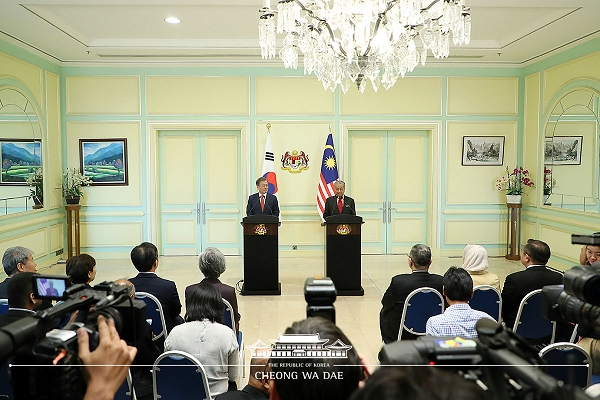 말레이시아를 국빈 방문한 문재인 대통령이 13일 오후 마하티르 모하맛 말레이시아 총리와 공동언론발표를 하고 있다. /청와대
