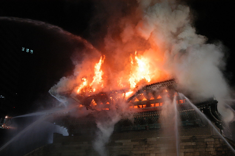 ▲ 2008년 2월 10일 화재로 붕괴되는 남대문 /위키피디아
