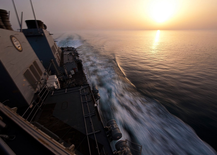 미 해군 5함대 소속 전함 포터(Porter) 호가 호르무즈 해협을 순항하고 있다. (2012년 5월) /위키피디아
