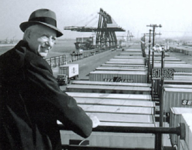 뉴저지 뉴악 항에서 컨테이너 앞에 서 있는 말콤 맥린(1957년) /위키피디아