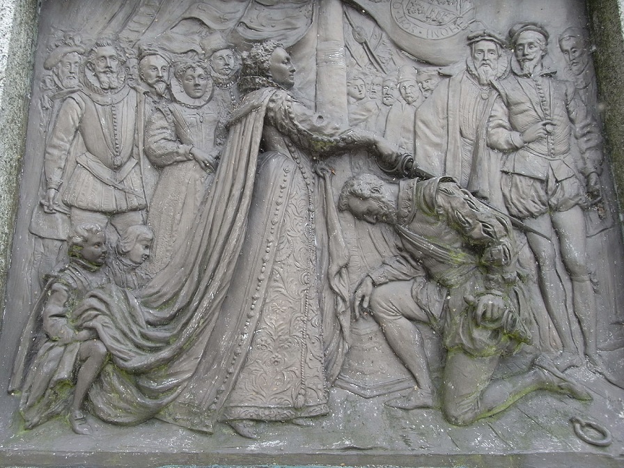 드레이크가 엘리자베스 여왕으로부터 기사 작위를 받는 모습. (드레이크 동상 밑 부조) /위키피디아