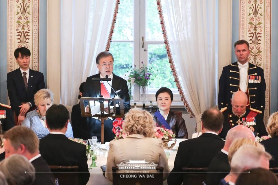문재인 대통령이 12일 노르웨이 하랄 5세 국왕 주최로 열린 국빈만찬에 답사를 하고 있다. /청와대
