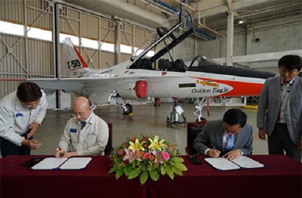 국토교통부 어명소 항공정책관(좌)과 ㈜한국항공우주산업 김조원 사장(우)이 4일 KAI의 사천공장에서 T-50과 KC-100의 기증에 대한 협약을 체결했다. /국토교통부