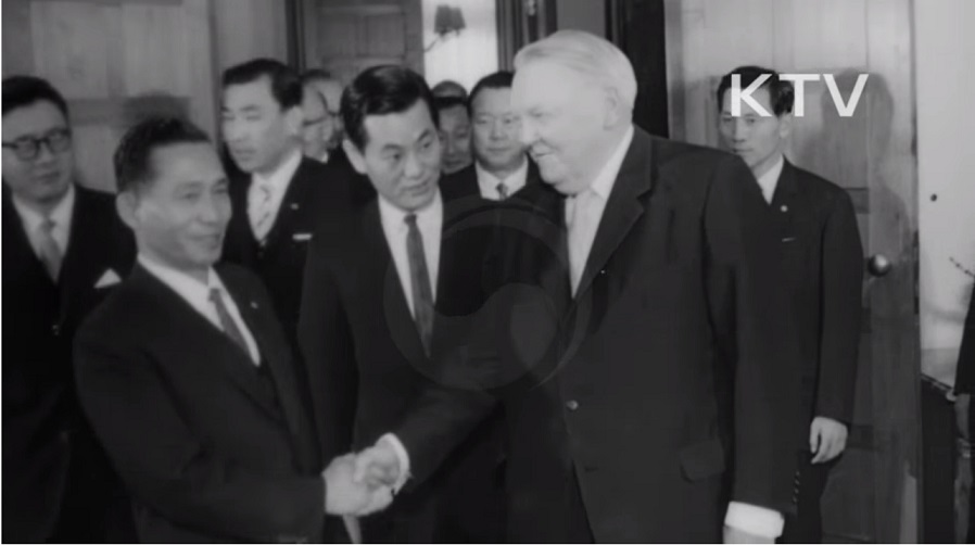 1964년 12월 박정희 대통령과 루드비히 에르하르트 서독 총리 /대한뉴스 캡쳐