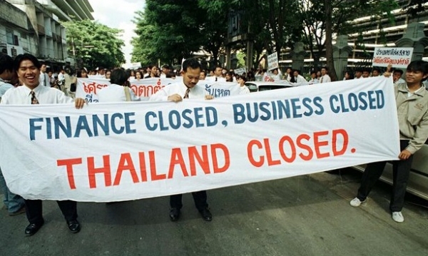 1997년 태국 방콕 시내에 시위대가 금융위기에 대한 정부 대책을 촉구하고 있다. /방콕포스트