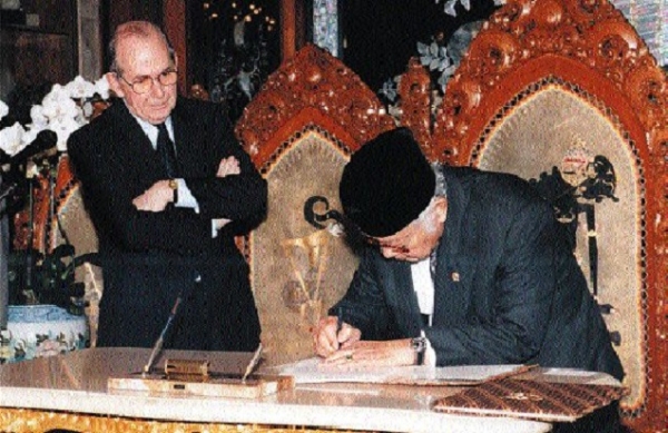 1998년 1월 15일, 자카르타 대통령궁에서 수하르토 인도네시아 대통령이 미셸 캉드시 IMF 총재가 지켜보는 가운데 IMF 합의서에 서명하고 있다. /CNN 인도네시아