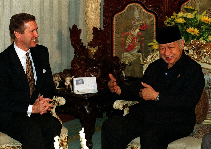 인도네시아 수하르토 대통령이 1998년 1월 14일 미국의 윌리엄 코언 국방장관과 면담하고 있다. /위키피디아