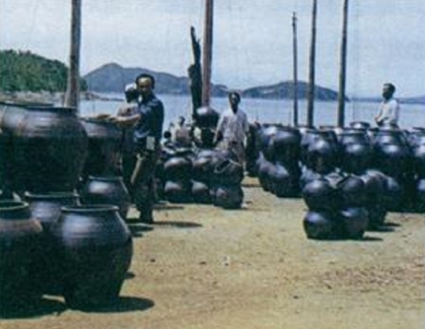 1980년대 봉황리 포구에 적재를 기다리는 옹기들 /전우홍 제공
