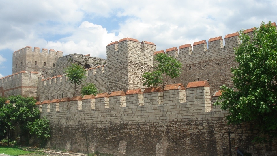 복원된 콘스탄티노플 육지성벽 /위키피디아