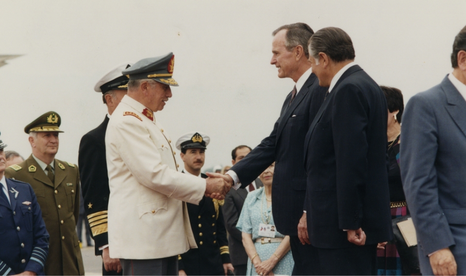 아우구스토 피노체트가 조지 H W 부시 미국 대통령을 만나고 있다. (1990) /위키피디아