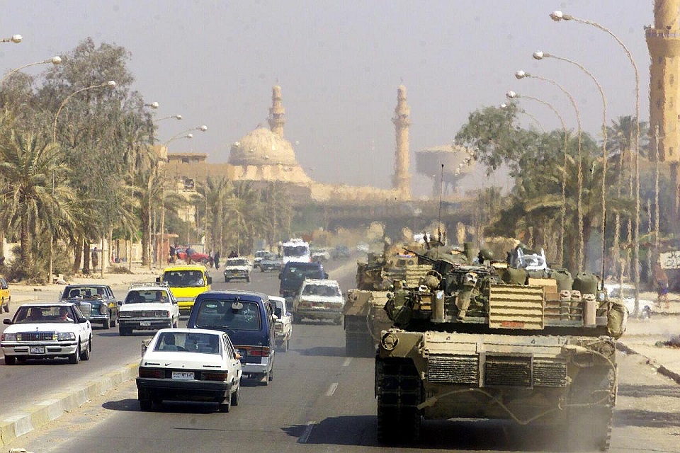 2003년 이라크 수도 바그다드에 진입하는 미군 탱크부대. /위키피디아