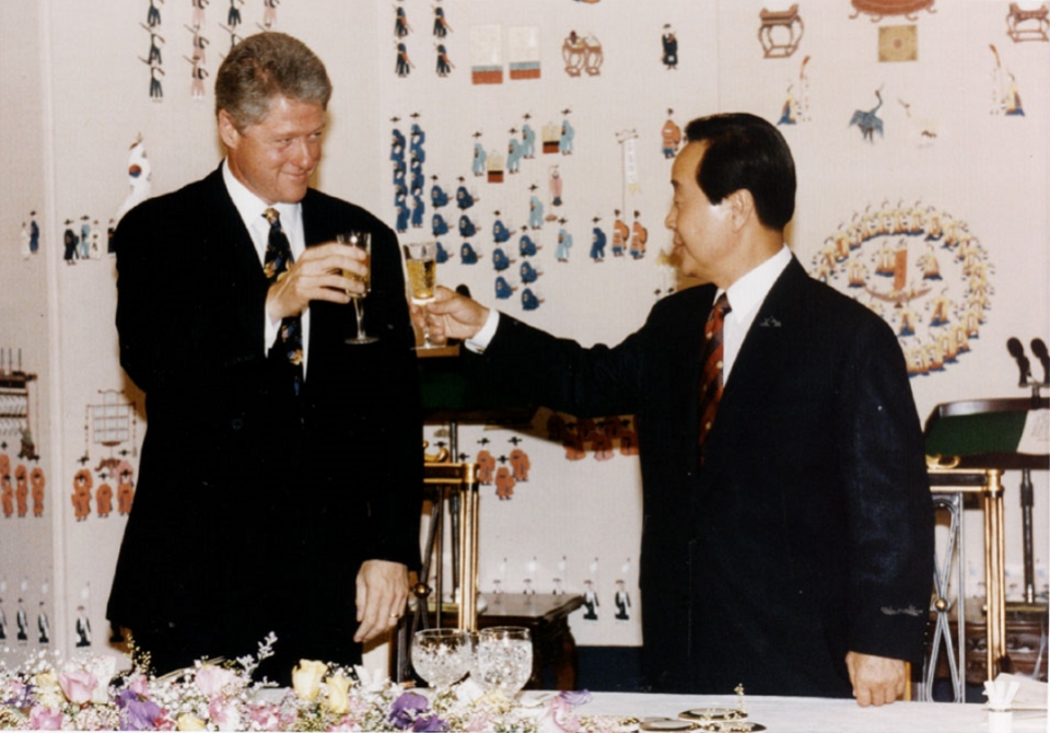 1993년 7월 10일 김염삼 대통령과 빌 클린턴 미국 대통령이 청와대에서 만찬을 갖고 건배를 하고 있다. /국가기록원