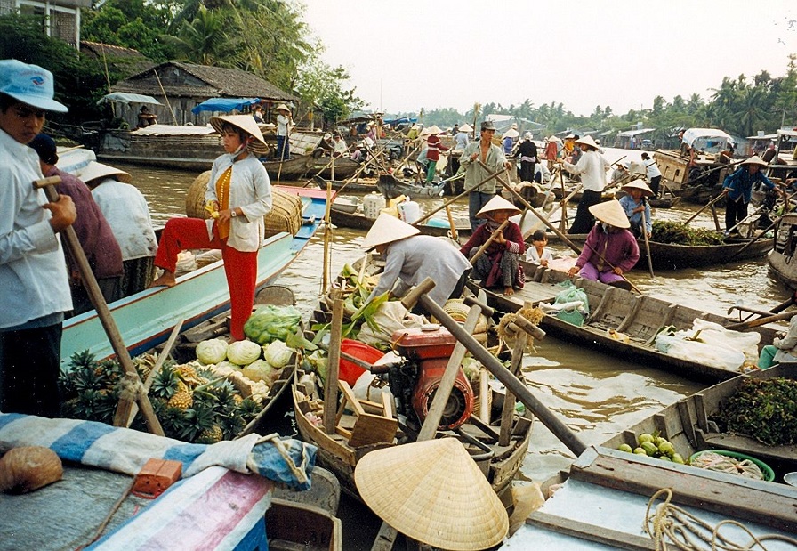 메콩강 하류의 하상 시장 /위키피디아