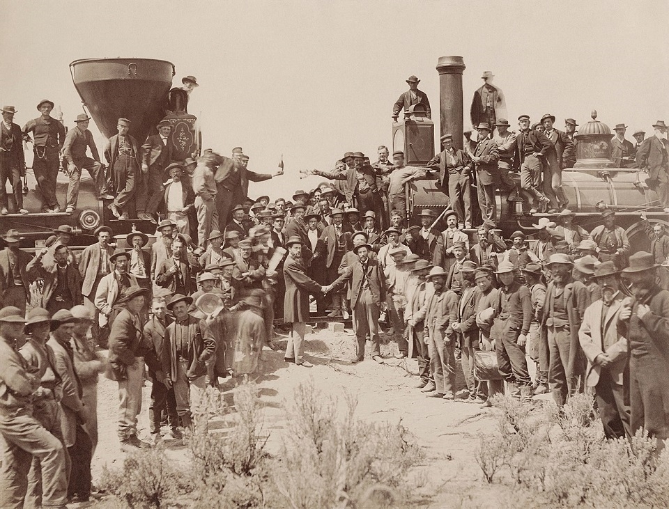 1869년 5월 10일, 유타주 프로몬토리 서밋에서 열린 대륙횡단철도 연결식. 악수하는 이는 사뮤엘 센트럴퍼시픽의 새무얼 몬태규(Samuel S. Montague, 왼쪽)와 유니언퍼시픽의 게렌빌 닷지( Grenville M. Dodge, 오른쪽). /위키피디아
