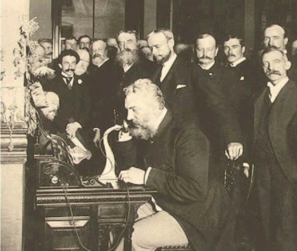 1892년 뉴욕에서 장거리 전화를 하고 있는 알렉산더 그레이엄 벨. /위키피디아