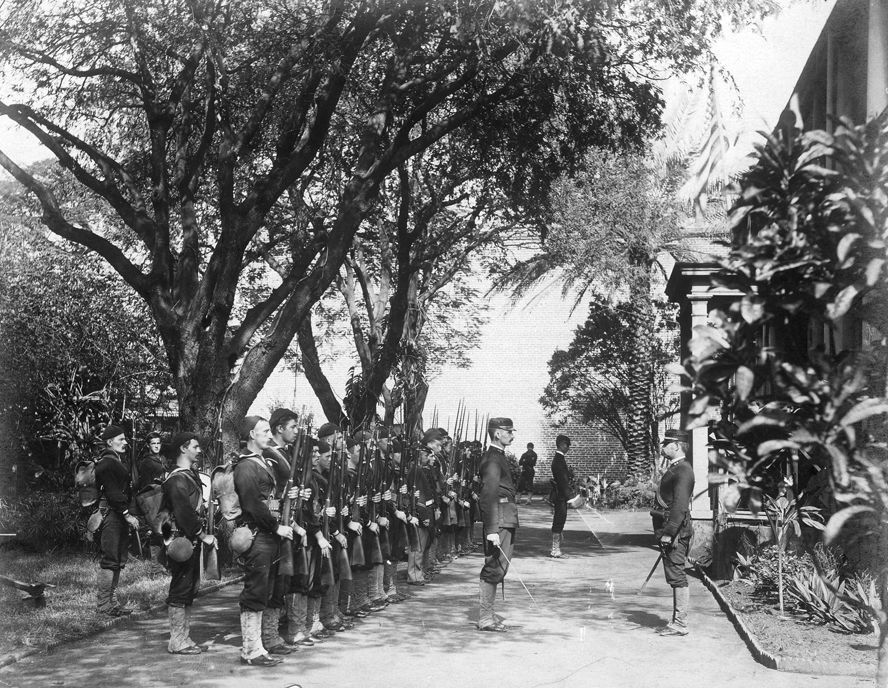 미 해군전함 보스턴호의 해병대들이 하와이 궁전에 도열하고 있다. /위키피디아