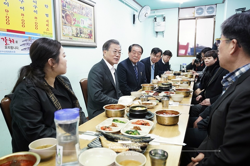 문재인 대통령이 12일 서울 남대문 시장을 방문해 상인들의 목소리를 듣고 있다. /청와대