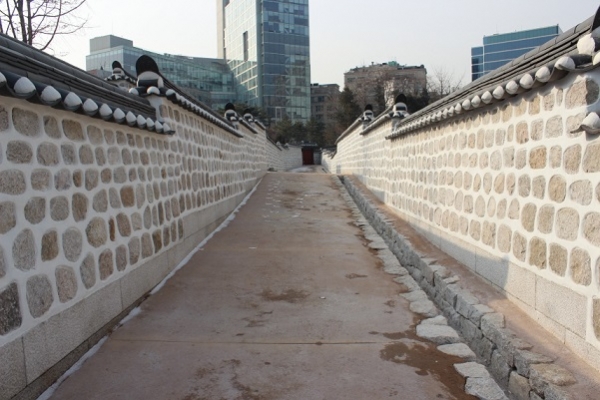 복원된 ‘고종의 길’ (왼쪽은 미 대사관, 오른쪽은 선원전) /문화재청