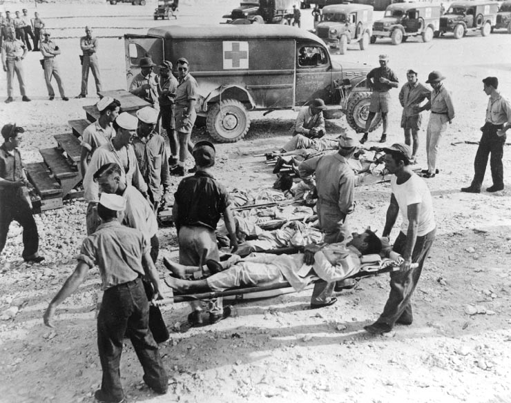 1945년 8월 구조된 인디애나폴리스호 선원들. /위키피디아