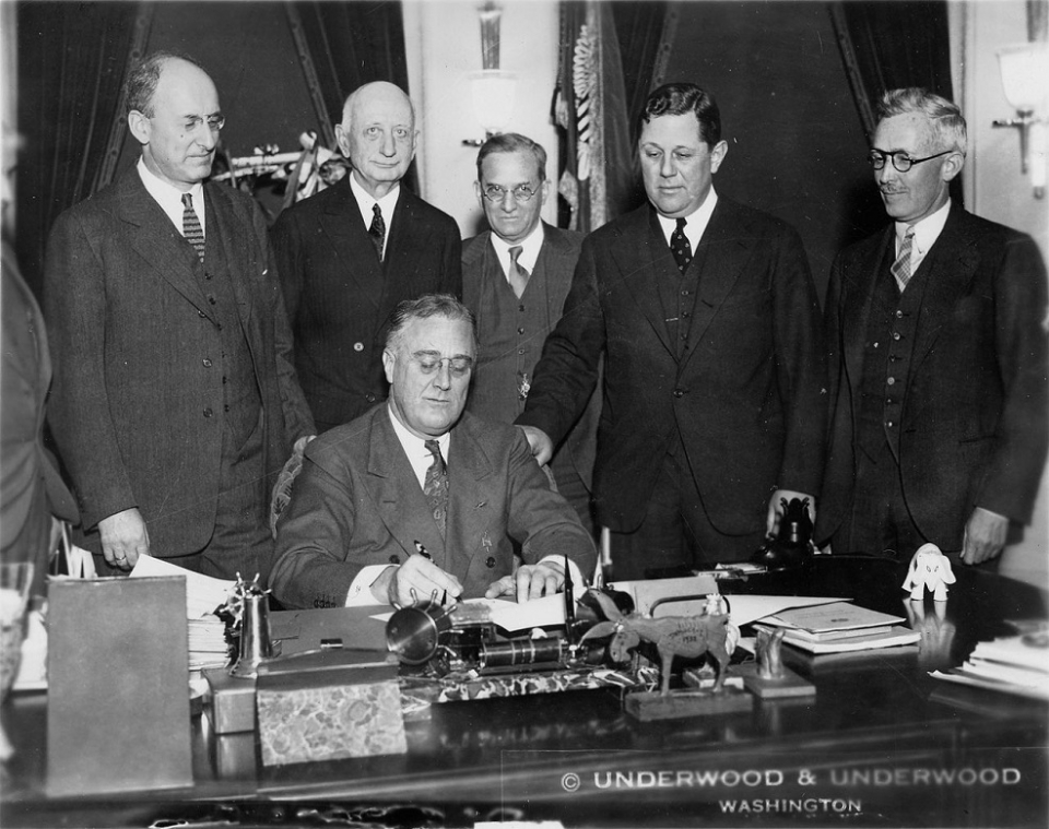 1934년 F.D. 루즈벨트 대통령이 금본위제 이탈에 관한 행정명령에 서명하고 있다. /위키피디아