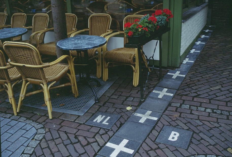 바를러 마을의 한 카페를 가로지르는 국경선. 오른쪽이 벨기에령, 왼쪽이 네덜란드령이다. /위키피디아