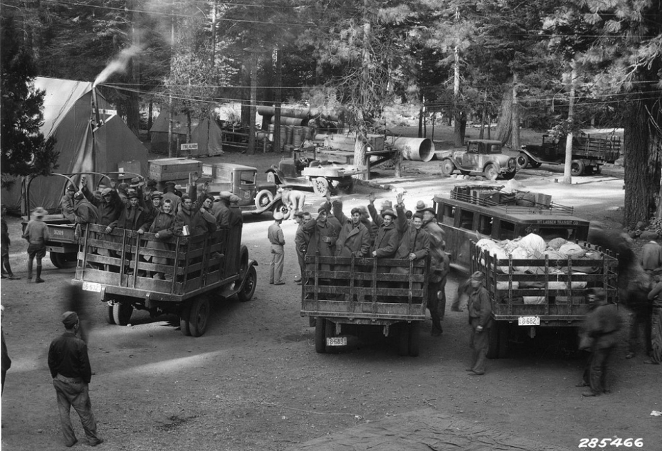 시민자연보호단(CCC) 단원들이 캠프를 떠나 집으로 돌아가는 모습 /위키피디아