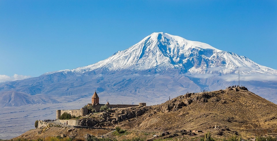 아라라트 산이 보이는 호르비랍 교회 /위키피디아