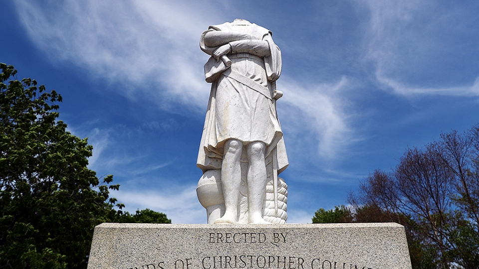 보스턴의 콜럼버스 동상의 목이 잘려 있다. /미 CBS캡쳐