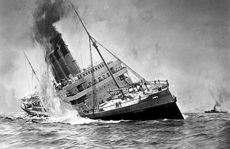 1915년 4월 영국 여객선 루시타니아호가 독일 잠수함 공격에 침몰하고 있다. /위키피디아