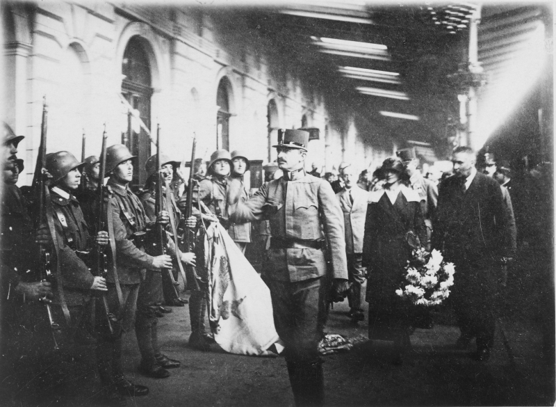 1921년 10월 21일 헝가리 쇼프론에 도착한 카를 국왕 부부 /위키피디아