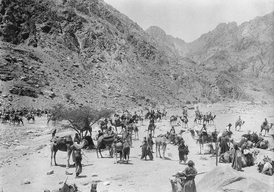 1917년 5월 아카바 만을 공격하기 위해 집결한 아랍 반군 /위키피디아