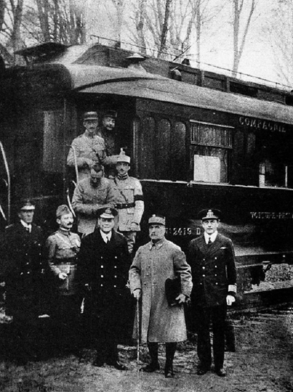 1918년 11월 11일 독일 정전협정이 체결된 콩피에뉴 열차와 각국 대표들 /위키피디아