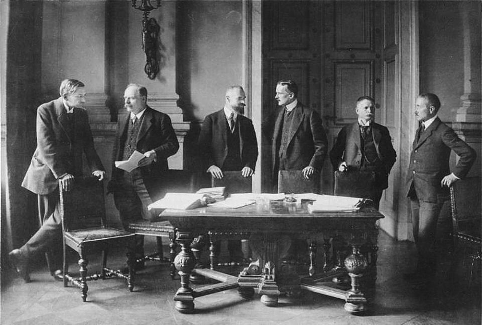 1919년 6월 28일 조약에 서명하기 위해 베르사이유궁에 모인 독일 대표단 /위키피디아