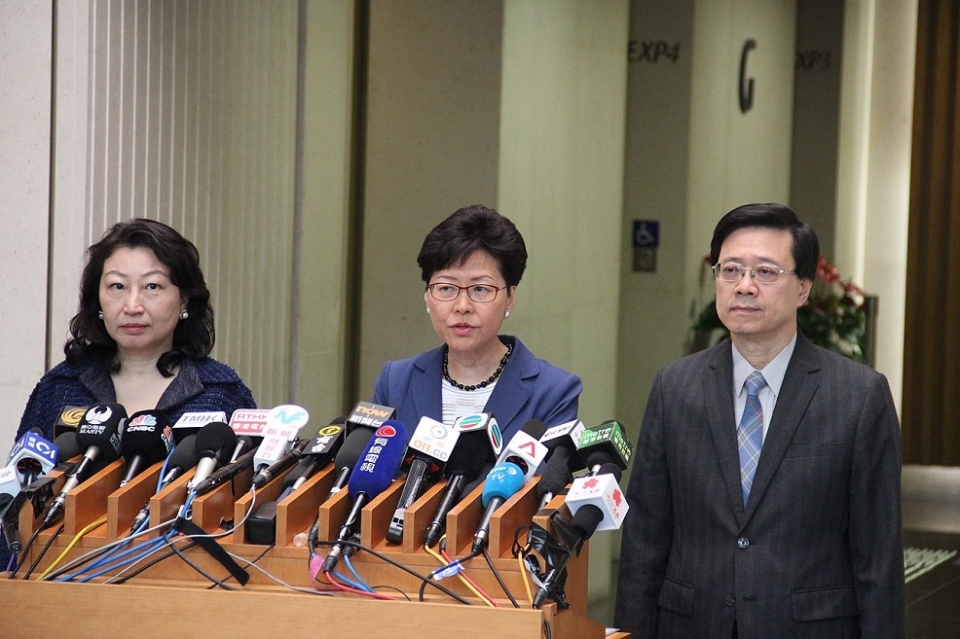 2019년 기자회견을 하는 캐리 람 홍콩 행정장관(가운데). /위키피디아