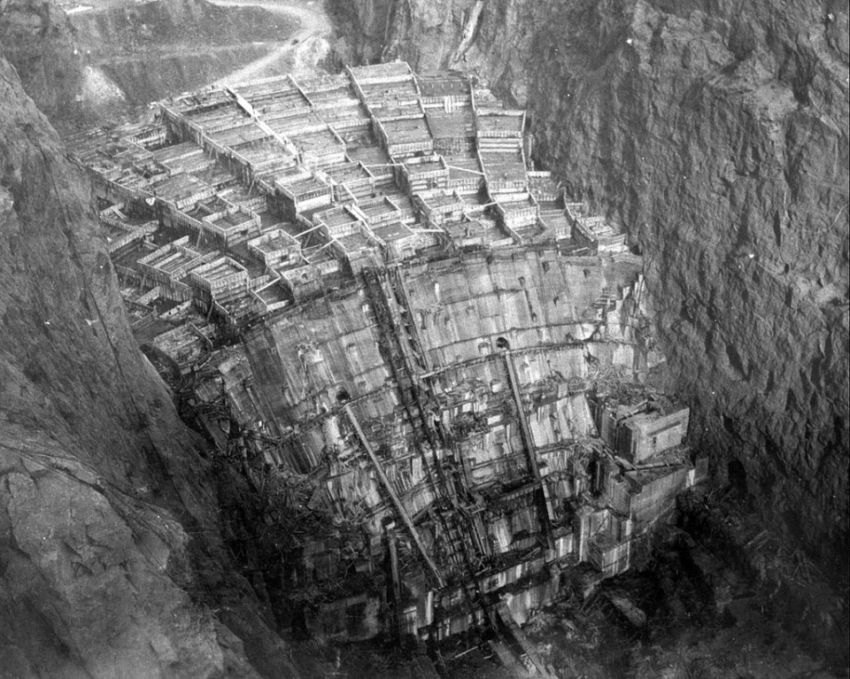 댐 벽의 콘크리트 작업(1934년 2월) /위키피디아
