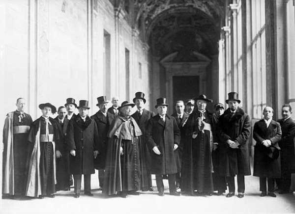 1929년, 라테라노 조약 체결 직전의 교황청 성직자와 파시스트 간부들. /위키피디아