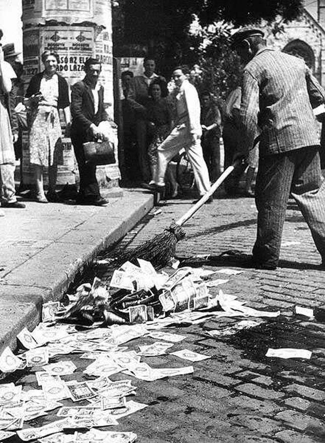 길거리에 떨어진 헝가리 펭괴 지폐를 청소하고 있는 모습 /Daily News Hungary