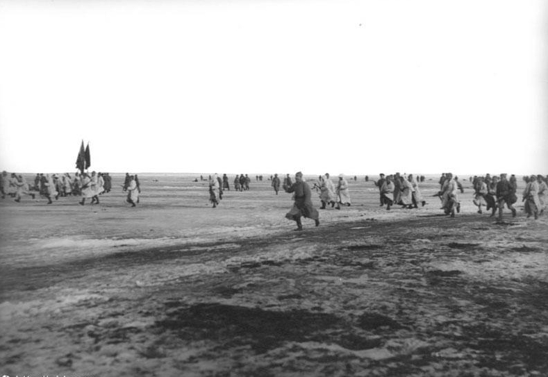 적군이 1921년 크론시타트 수병들의 거점을 공격하고 있다. /위키피디아