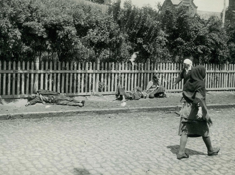 우크라이나 하르키프의 아사한 농민들.(1933) /위키피디아
