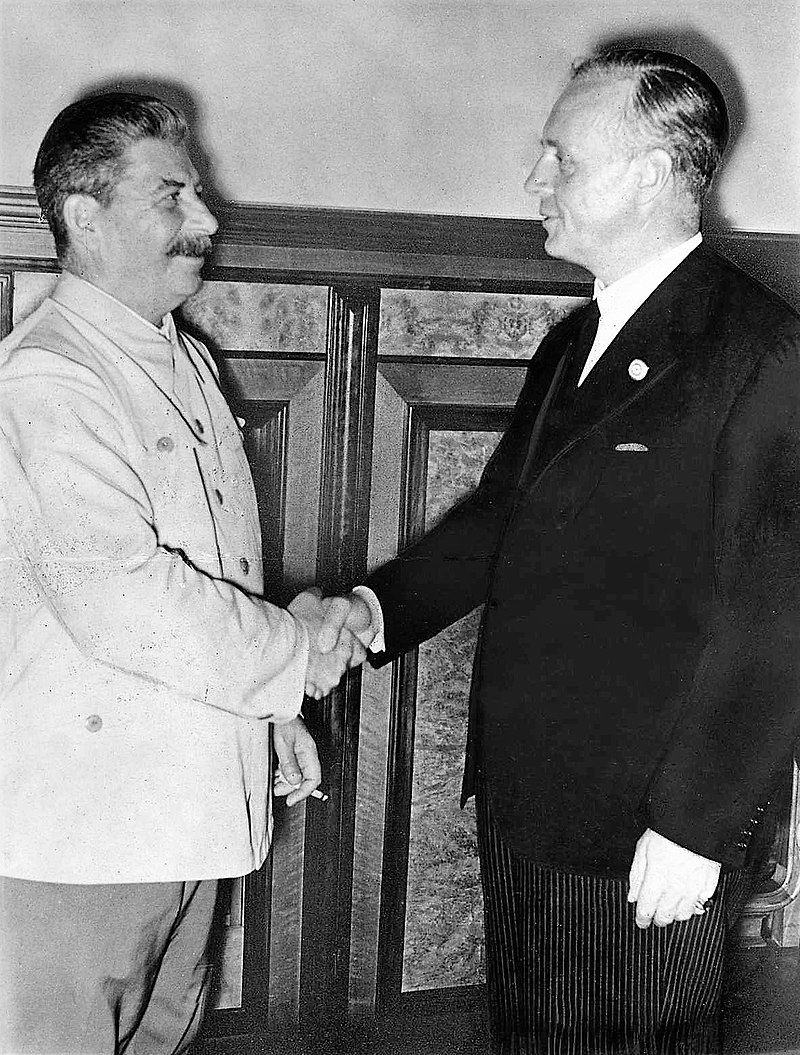 나치 외무장관 리벤트로프가 1939년 8월 스탈린을 만나 악수하고 있다. /위키피디아