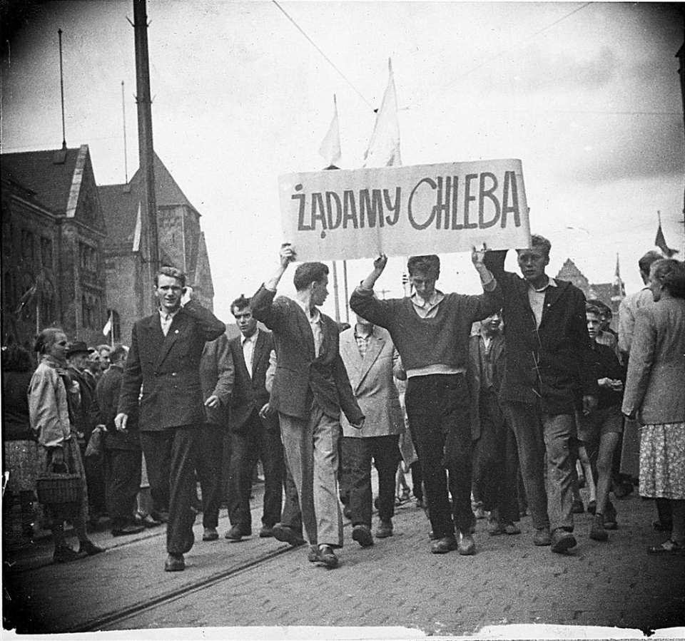 1956년 폴란드 포즈난에서 노동자들이 “빵을 달라”는 피킷을 들고 시위하고 있다. /위키피디아