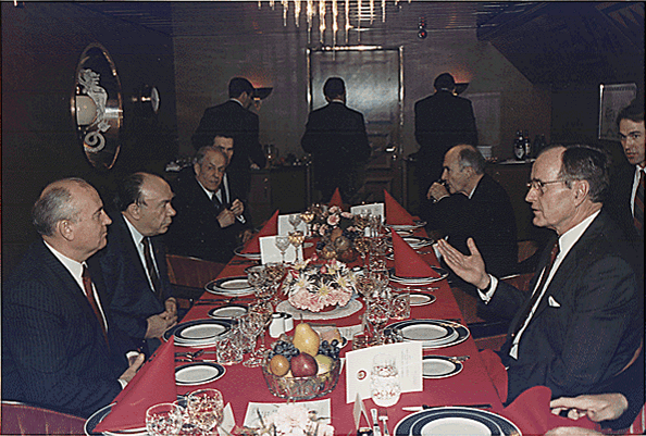 1989년 12월 미국의 조지 부시 대통령과 소련 미하일 고르바쵸프 서기장이 지중해 몰타에서 역사적은 냉전종식 회담을 열고 있다. /위키피디아