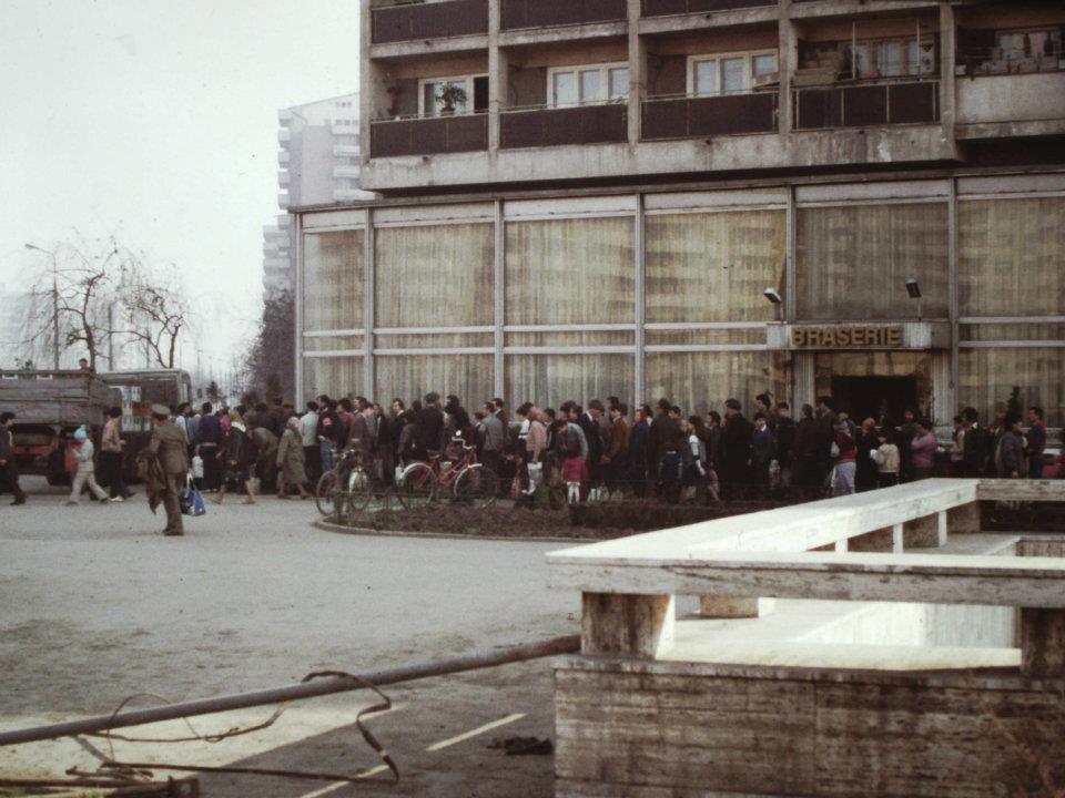 1986년 부카레스트 상점에 식용유를 사기 위해 서 있는 긴 줄 /위키피디아