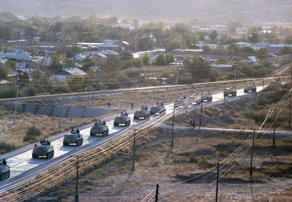아프가니스탄에서 철수하는 소련군(1986년) /위키피디아