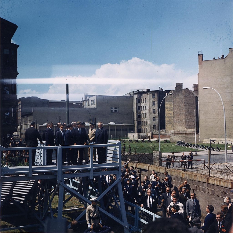 1963년 6월 26일 베를린 장벽을 구경하는 미국의 J.F. 케네디 대통령 /위키피디아