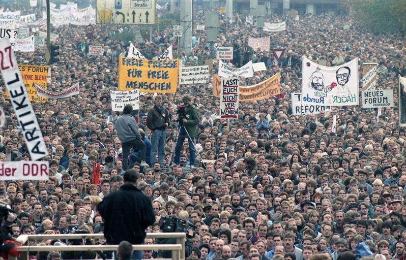 1989년 11월 4일, 동베를린 알렉산더 광장의 시위 /위키피디아