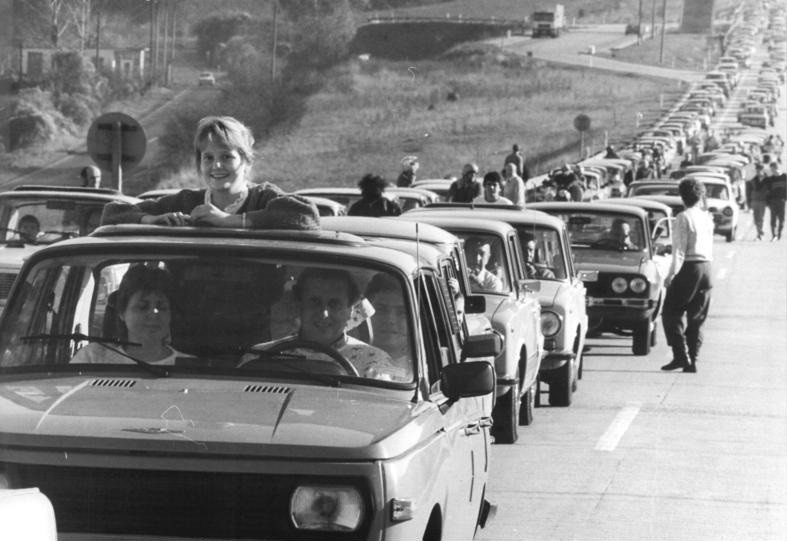 1989년 11월 10일 베를린 장벽이 무너진후 서독을 방문하는 동독 차량 행렬 /위키피디아