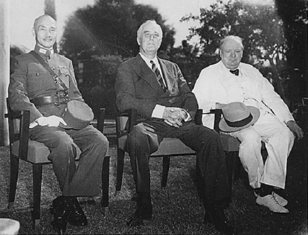 1943년 11월 카이로 회담에서 장제스 총통, 프랭클린 루즈벨트 미국 대통령, 윈스턴 처칠 영국 총리. /위키피디아