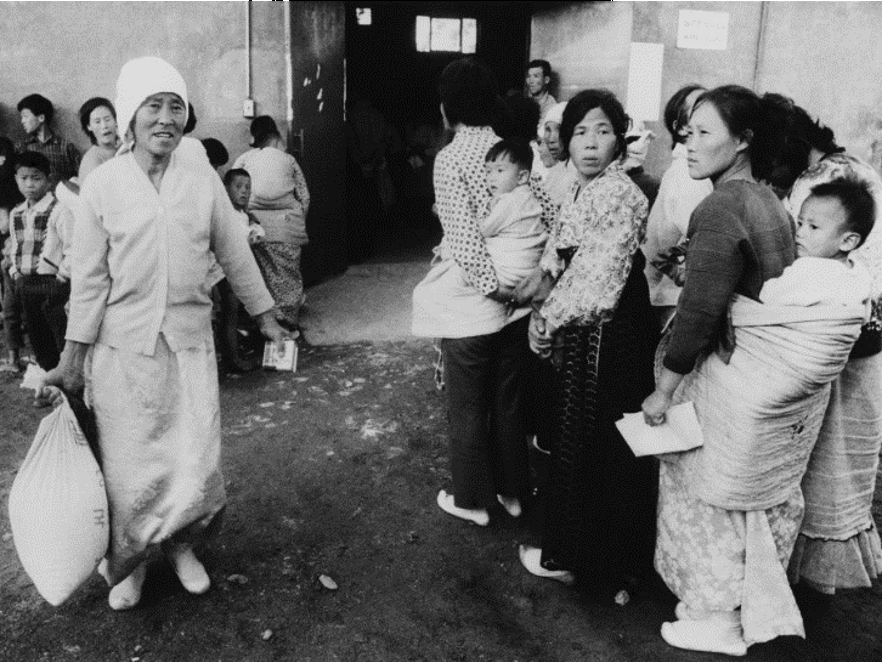 WFP 식량원조를 받은 후 웃고 있는 한국 여성 (1972) /농림축산식품부